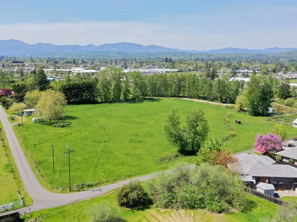 1484 Schutzwohl Ln, Grants Pass, OR 97527