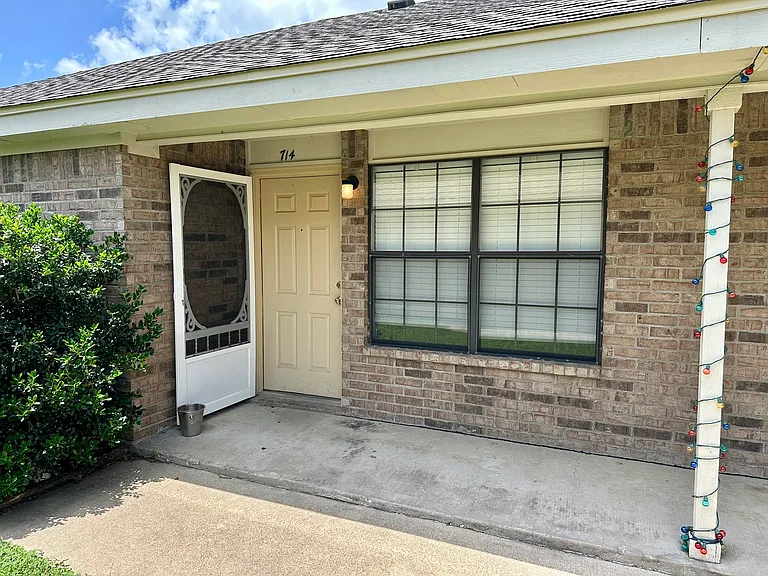 714 Redwood Ln #714 — Photo 2