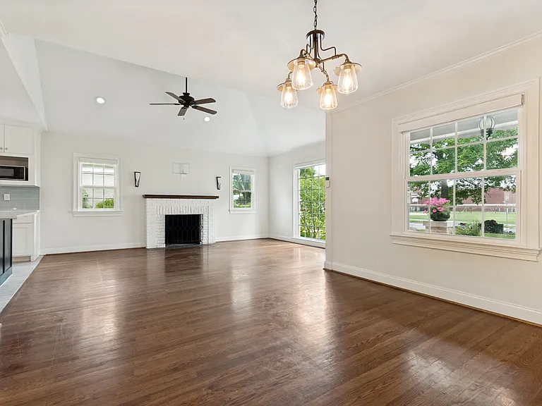615 S Montclair Ave — Photo 12