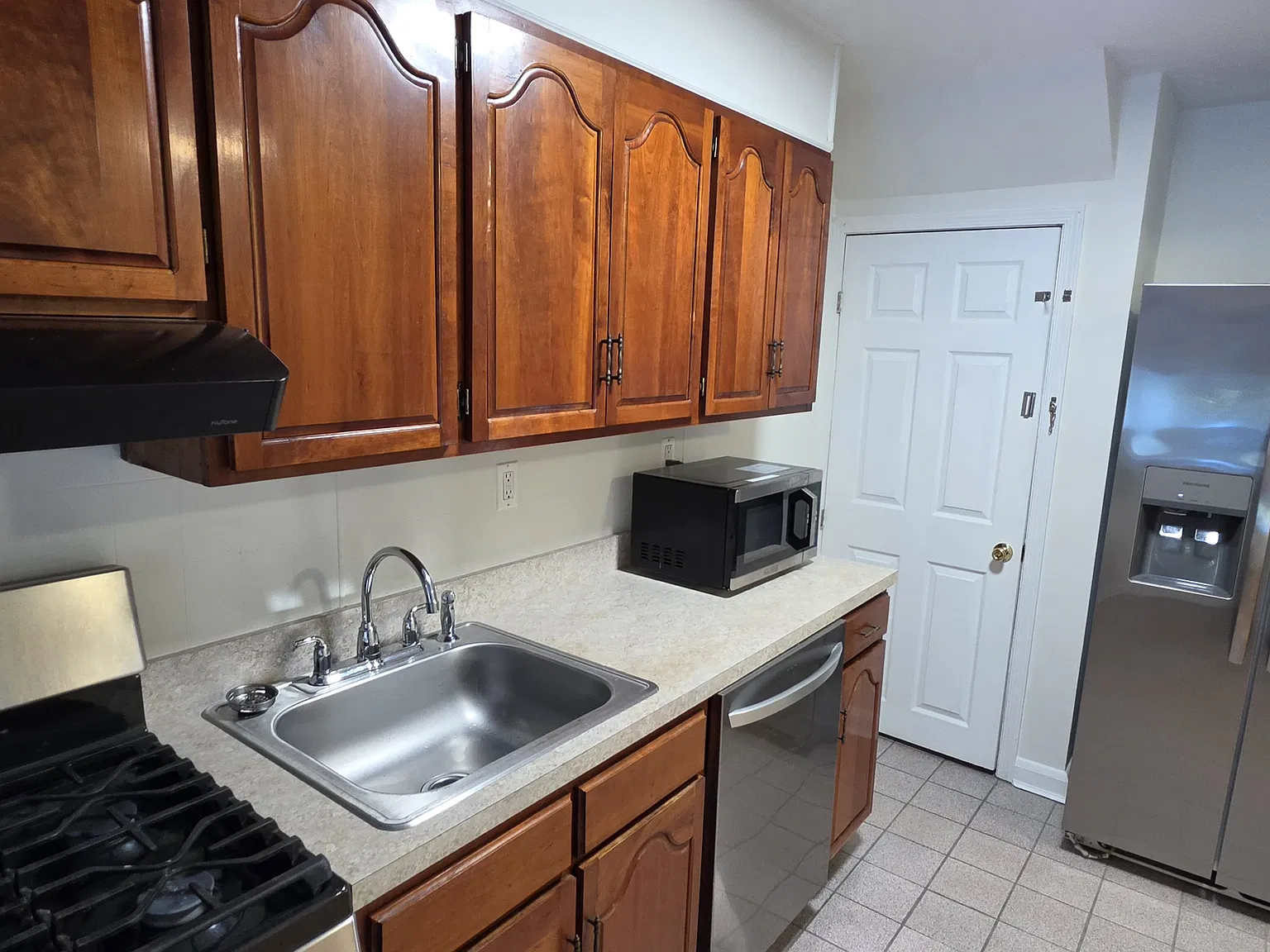 Simply Beatiful 3BR TH! — Photo 4