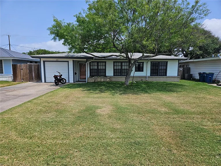 115 Holly Dr — Photo 1