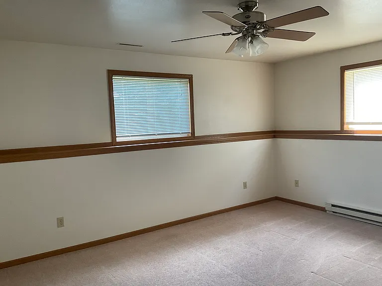 527 Wellington Dr — Photo 9