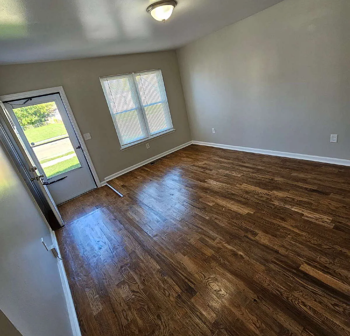 3 bed, 1.0 bath, 912 sqft, $1,495 — Photo 3