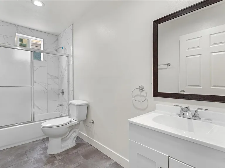 835 E 33rd St — Photo 14
