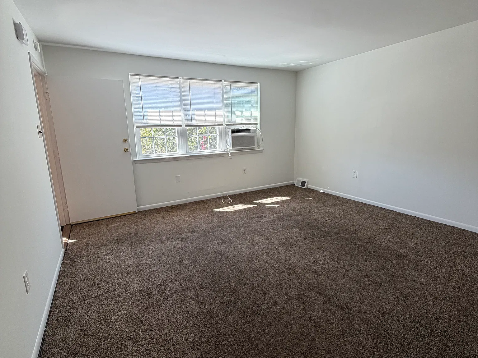3955 Rowena Dr, — Photo 2