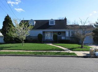 112 Berkeley Pl, Massapequa, NY 11758