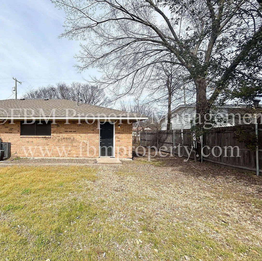 1211 Old Bardwell Dr, Unit A - Cozy 2 Bedroom, 1 Bathroom Duplex Home in Ennis! — Photo 3