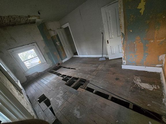 4th image of 537 Summer St