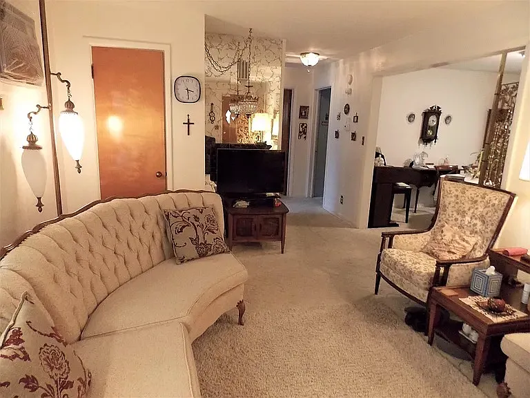 17919 Glen Oak Ave — Photo 2