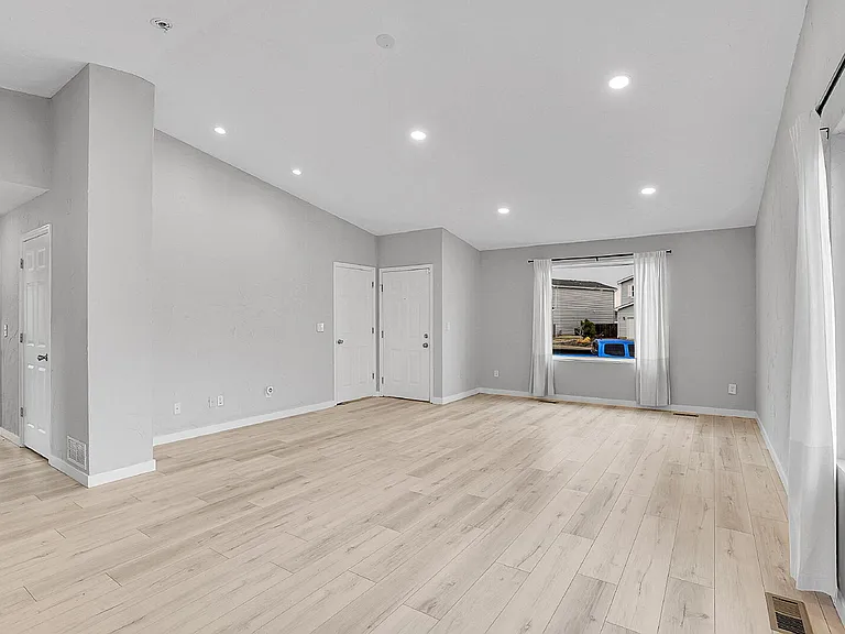 8065 Eagleview Dr — Photo 5