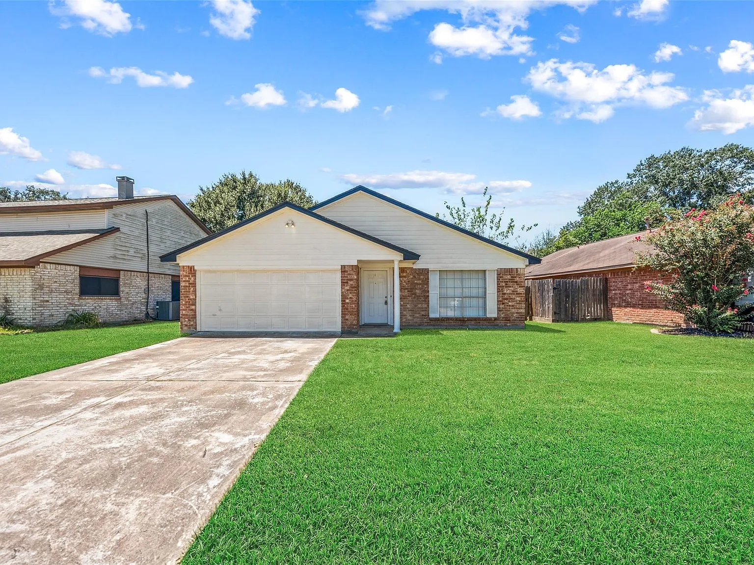 3 bed, 2.0 bath, 1396 sqft, $1,900 — Photo 2
