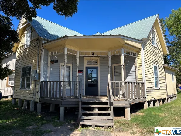 307 Hopkins St, Yoakum, TX 77995