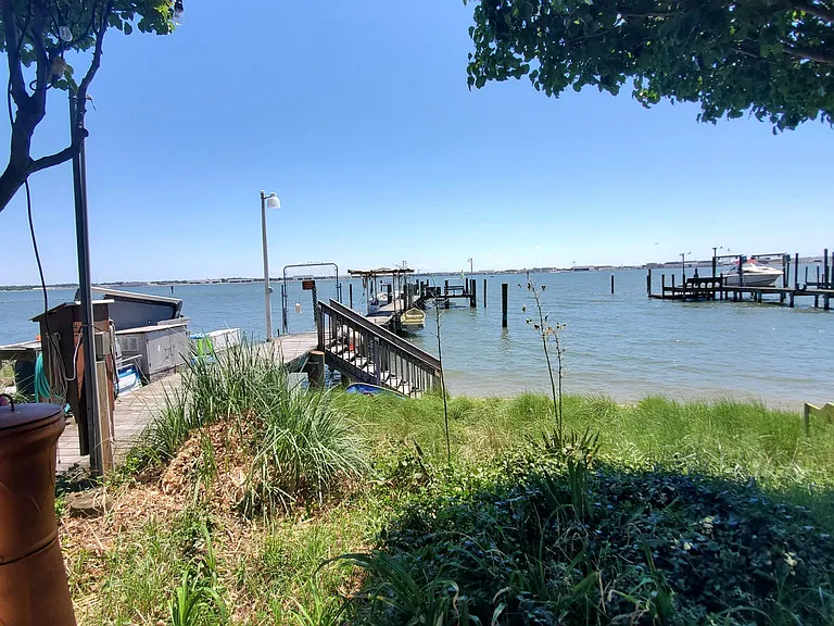 1331 Bayville St — Photo 5