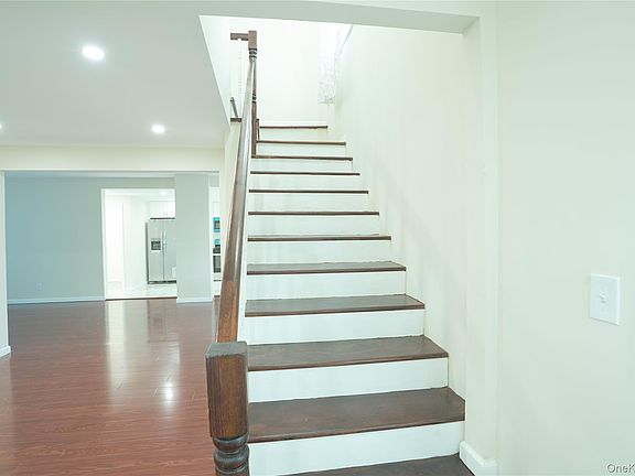 5th image of 144 Carleton Avenue