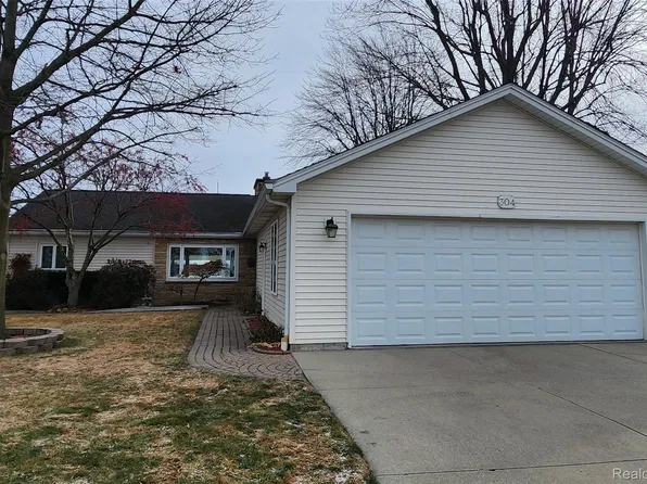 304 N Market St, Marine City, MI 48039