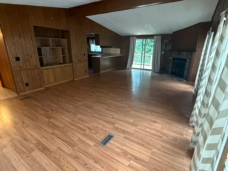 910 N Ealy St — Photo 2