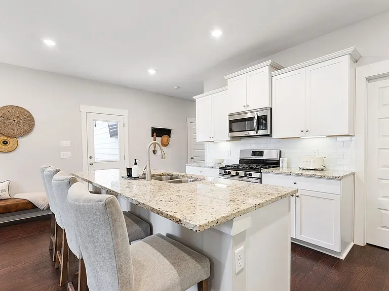 3334 Vinemont Dr — Photo 20
