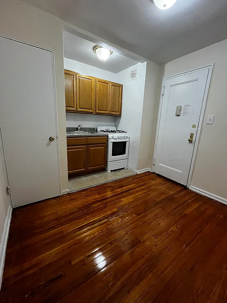 140-18 Burden Crescent — Photo 1