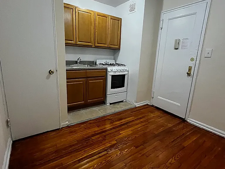 61-88 Dry Harbor Rd #4O — Photo 1