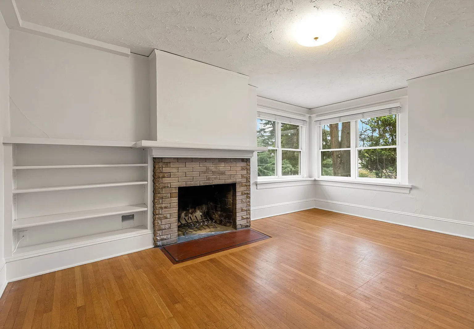 3 bed, 2.0 bath, 1094 sqft, $2,495 — Photo 2