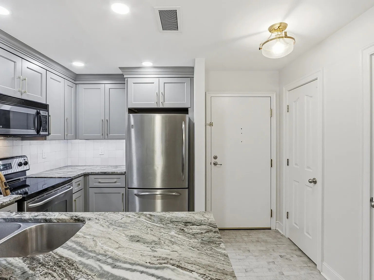 1 bed, 1.0 bath, 820 sqft, $1,950 — Photo 3