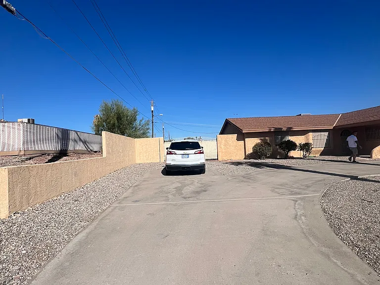 112 Smoketree Ave S — Photo 2