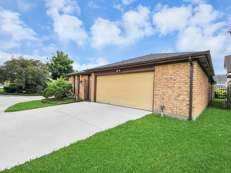 3935 Heathersage Dr — Photo 3