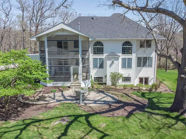 1687 Barberry Cir, Freeport, IL 61032