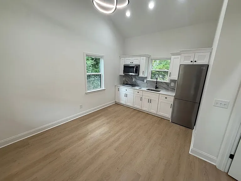 1743 W Hancock Ave — Photo 4