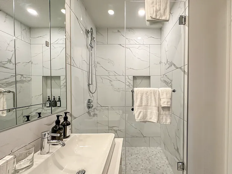 Calgary House — Photo 28