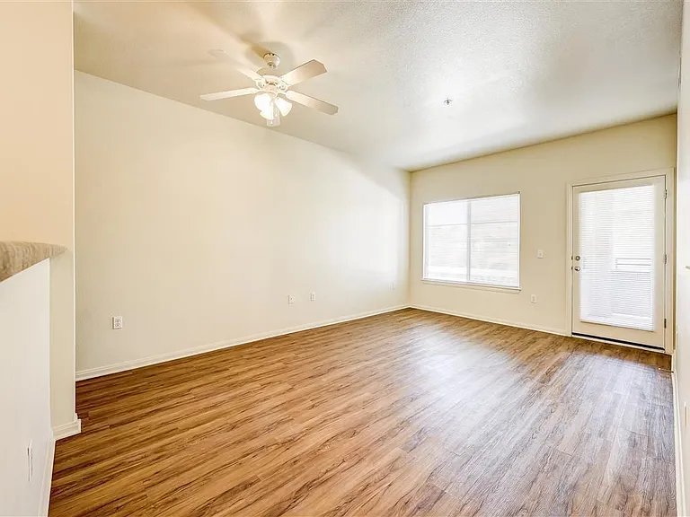 Tierra Pointe Apartments — Photo 14