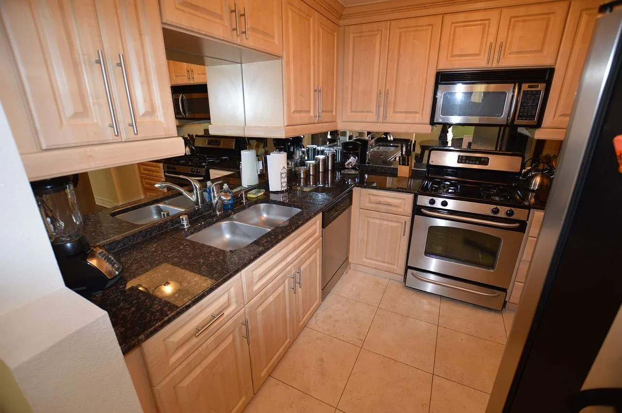 Meridian Luxury Condo W/Main Pool View. Utilities & Cable Services Not Included In Advertised Ren... — Photo 2