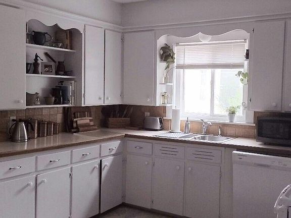 Kitchen counters & sink