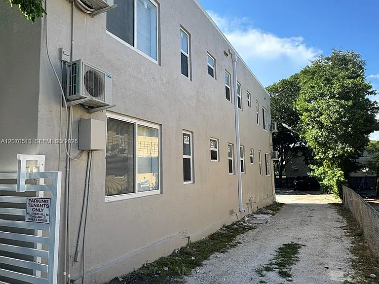1631 NW 3rd St #5 — Photo 10