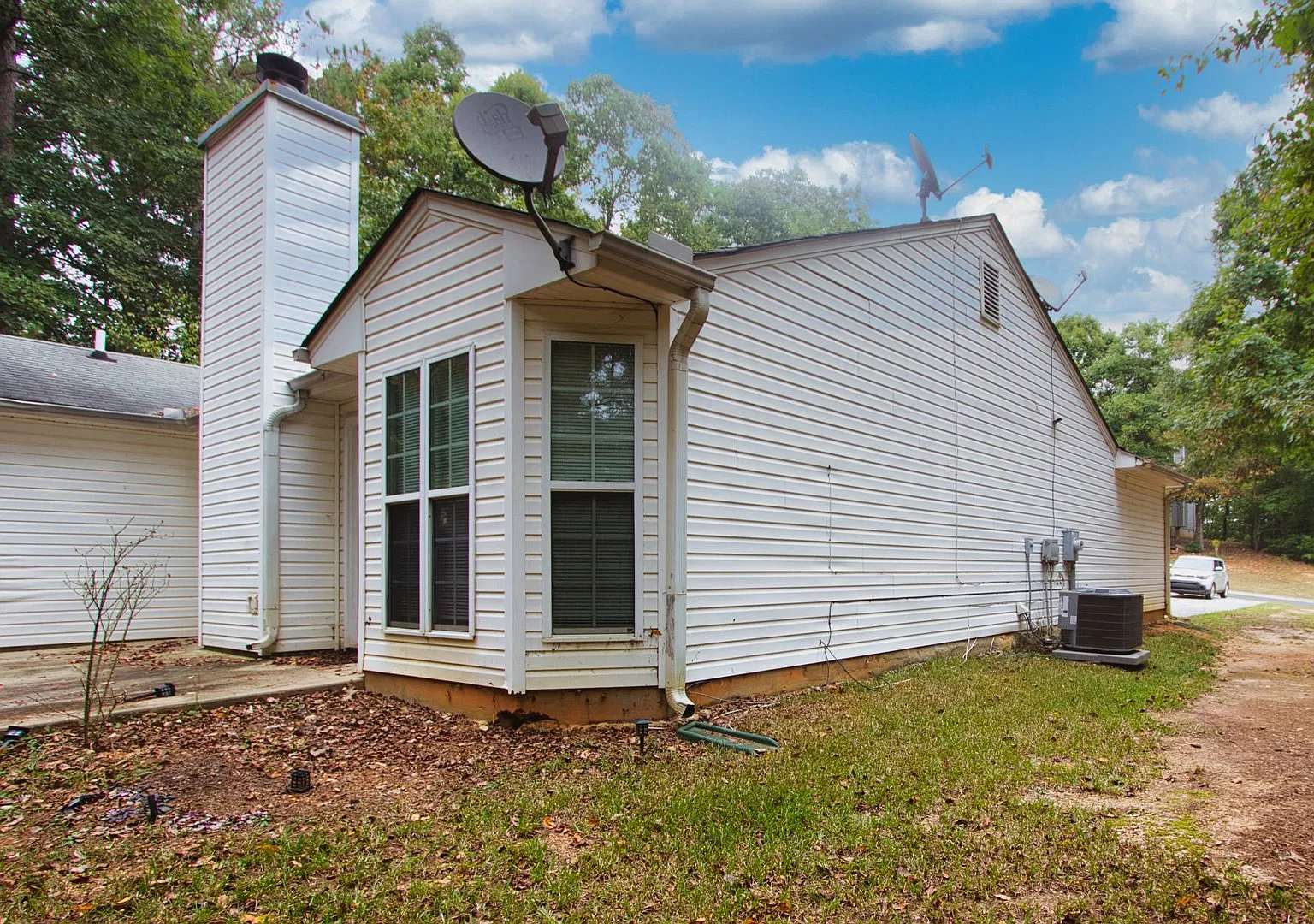 Available Now! 3 Bedroom 2 Bathroom Ranch — Photo 4