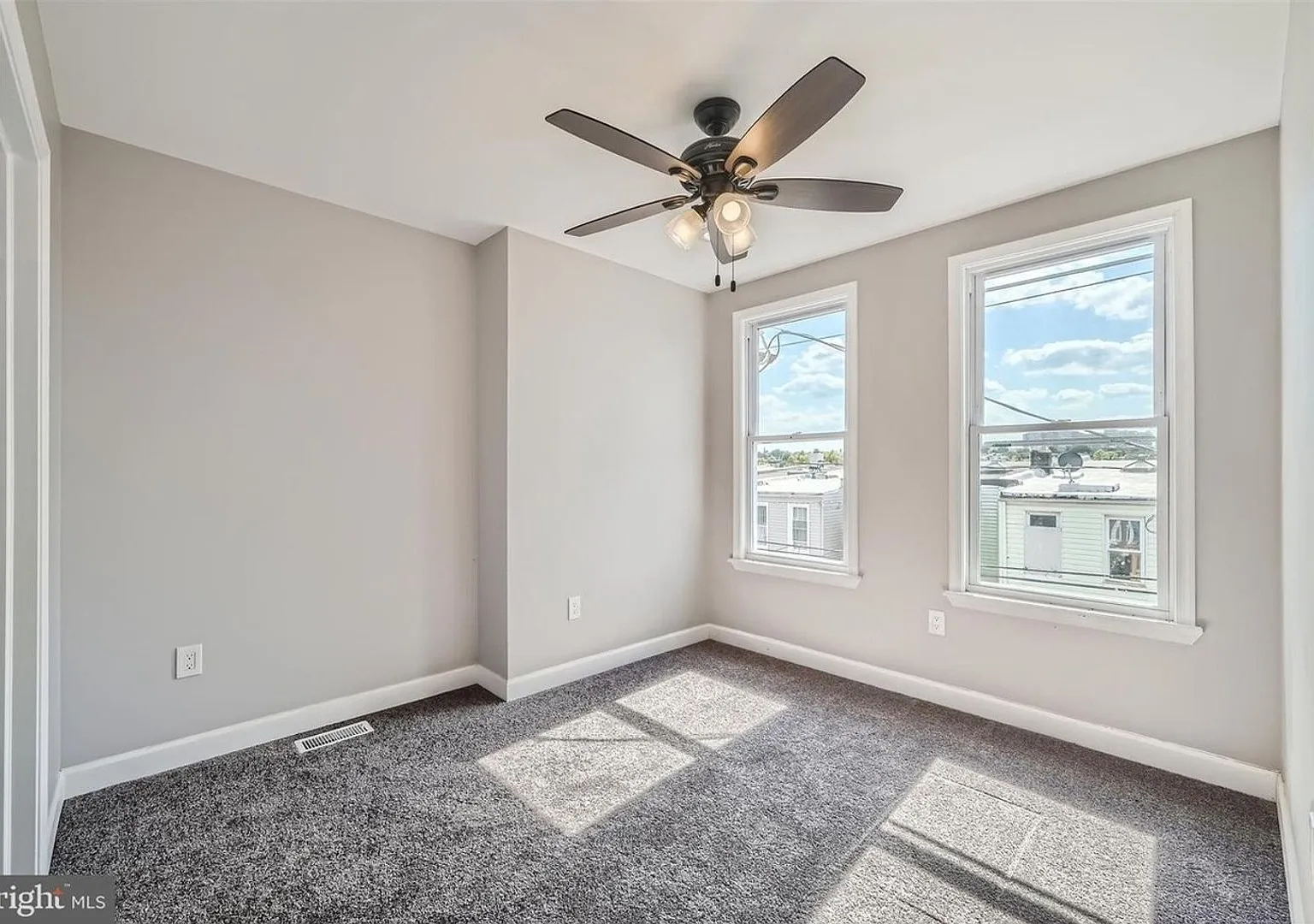 Charming 4BR Townhome in Baltimore — Photo 4
