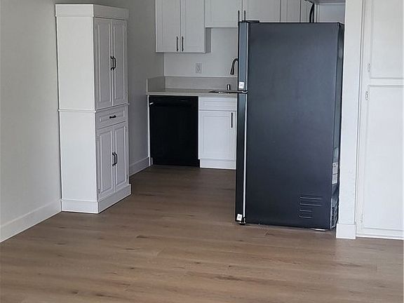 3rd image of 526 Greystone Ln