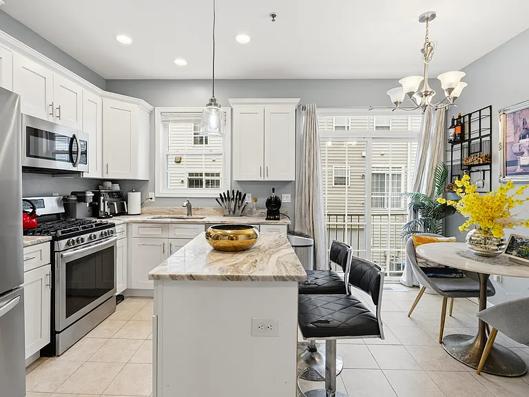 4285 S Capitol St SW — Photo 3
