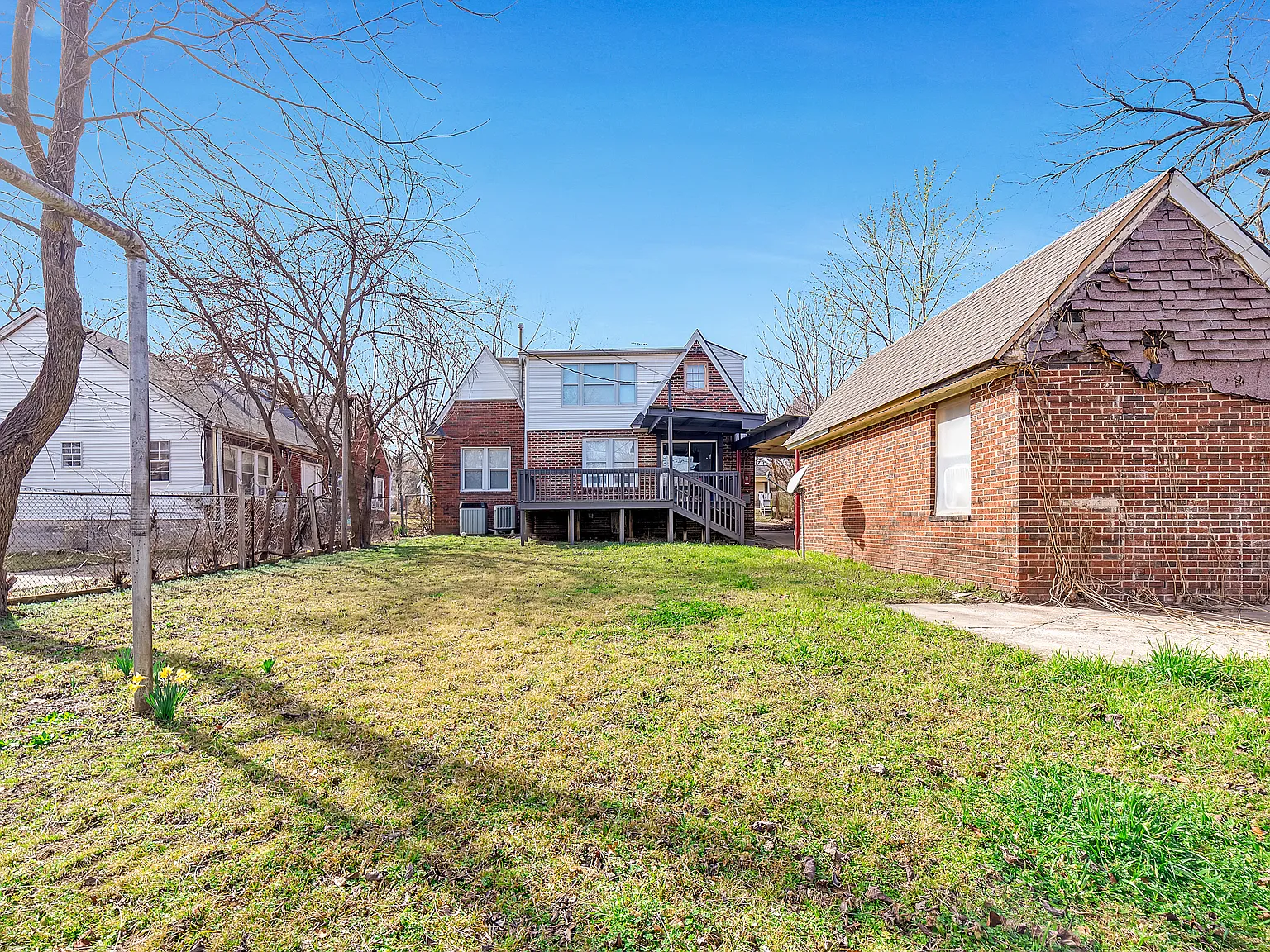 4 bed, 2400 sqft, $2,600 — Photo 2