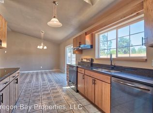 1022 Pirates Ct, Coos Bay, OR 97420