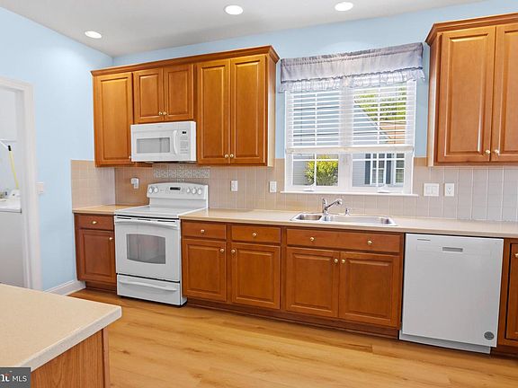5th image of 352 Daylilly Way