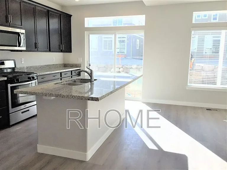 2527 N Wallace Way — Photo 5