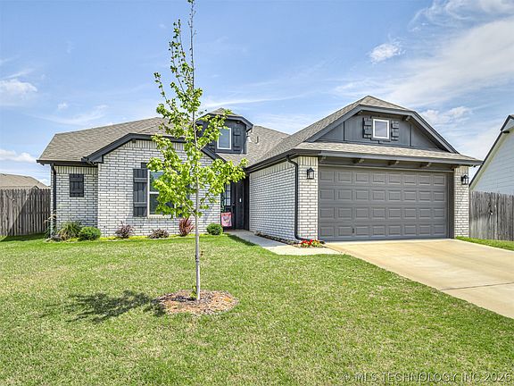 3rd image of 2902 W Albuquerque Pl