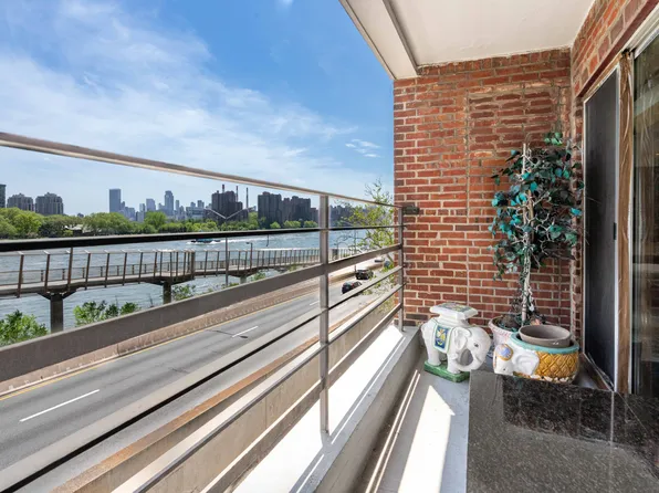 33 East End Avenue 2B image 3 of 10