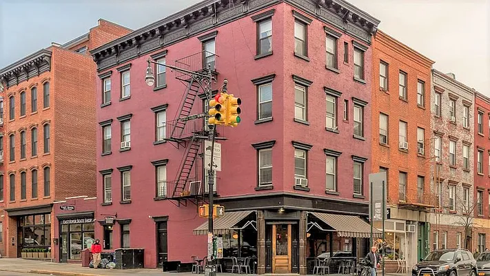 Rented by Sterling Holdings | media 18