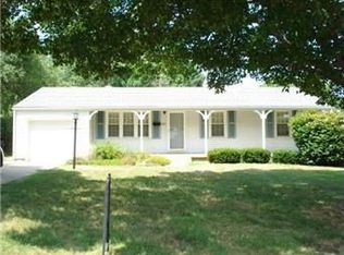 1912 NE Shady Lane Dr, Kansas City, MO 64118