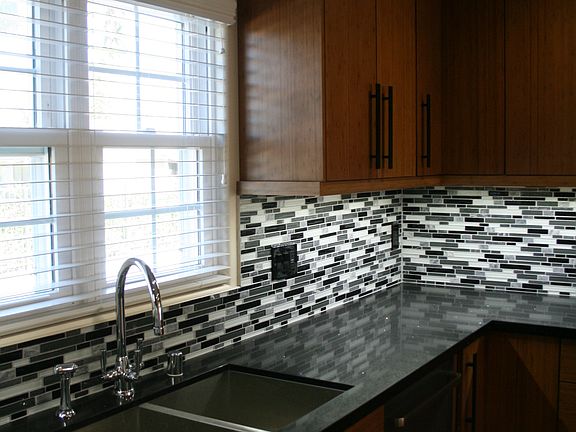 4th image of 1033 Gladstone St
