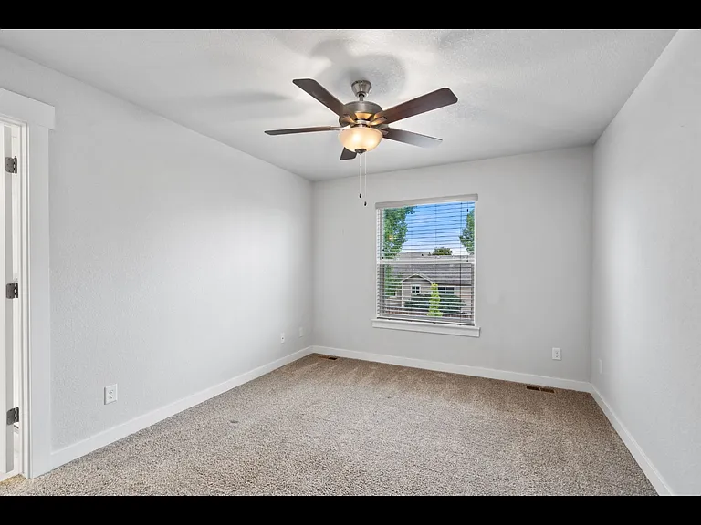 724 Finch Dr — Photo 8