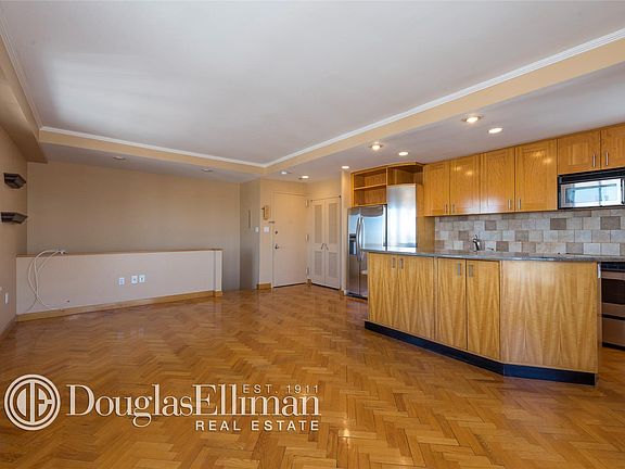 3rd image of 170 West Broadway
