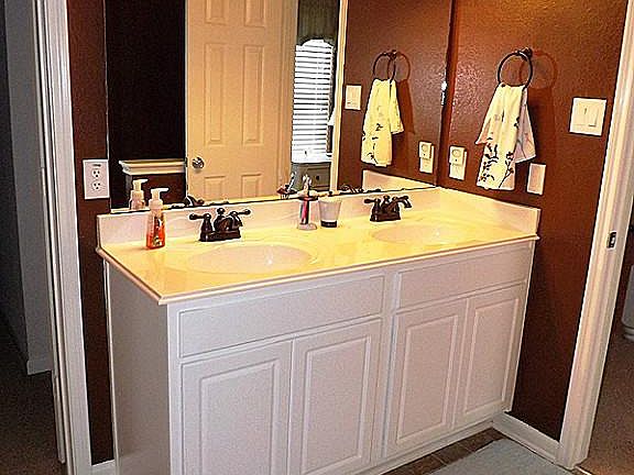 Expansive Master Bath w/ His & Hers Vanities and  spacious closet